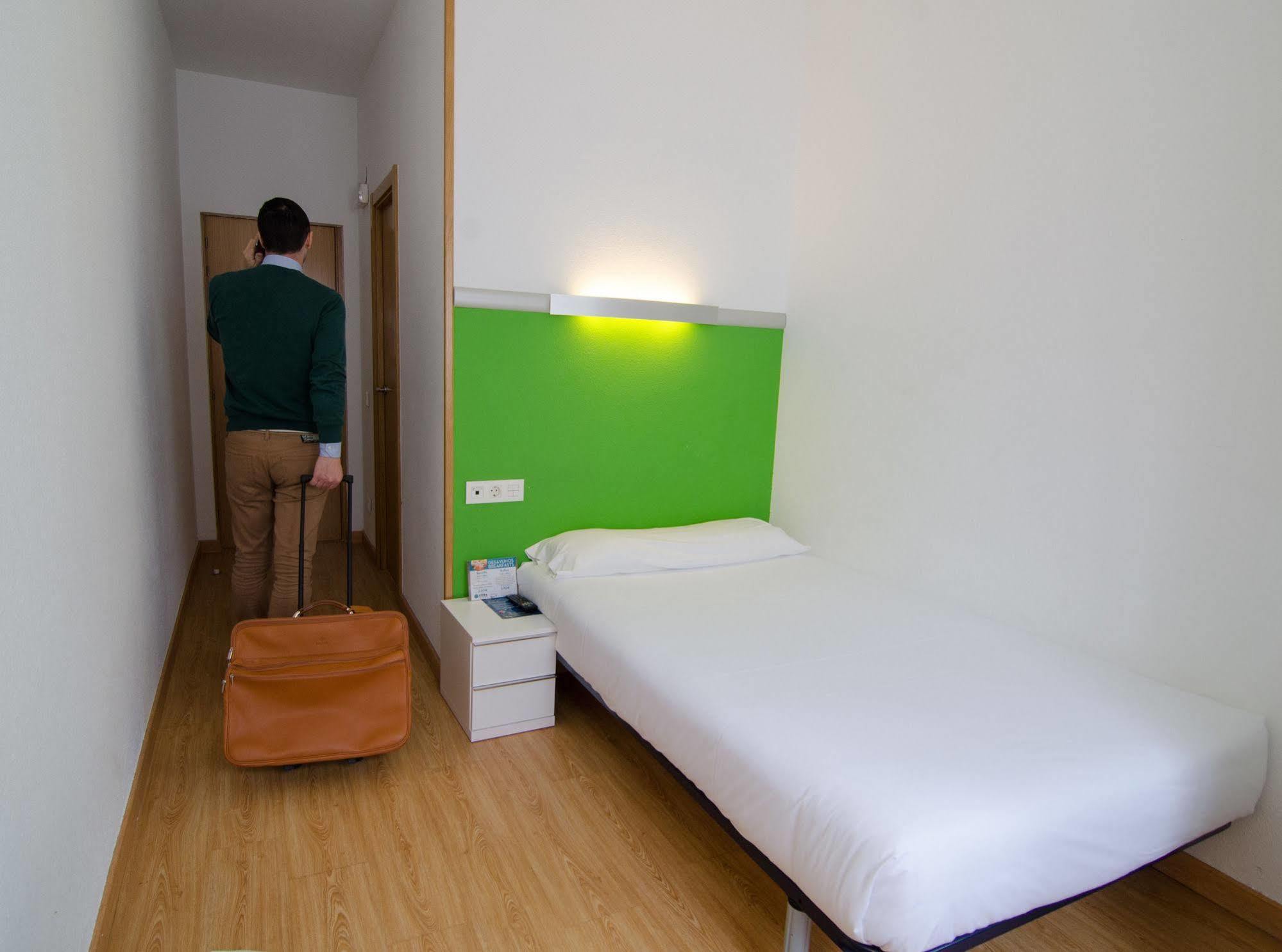 Hotel Centro Vitoria Autocheckin Bagian luar foto